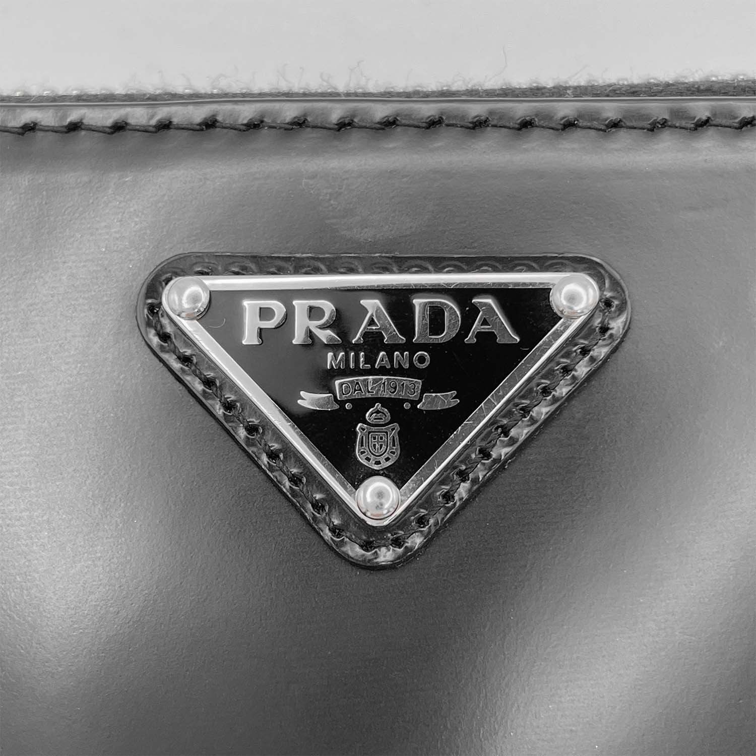 PRADA プラダ コインケース チェーンウォレット 財布 トライアングルロゴ ショルダー ガラスレザー