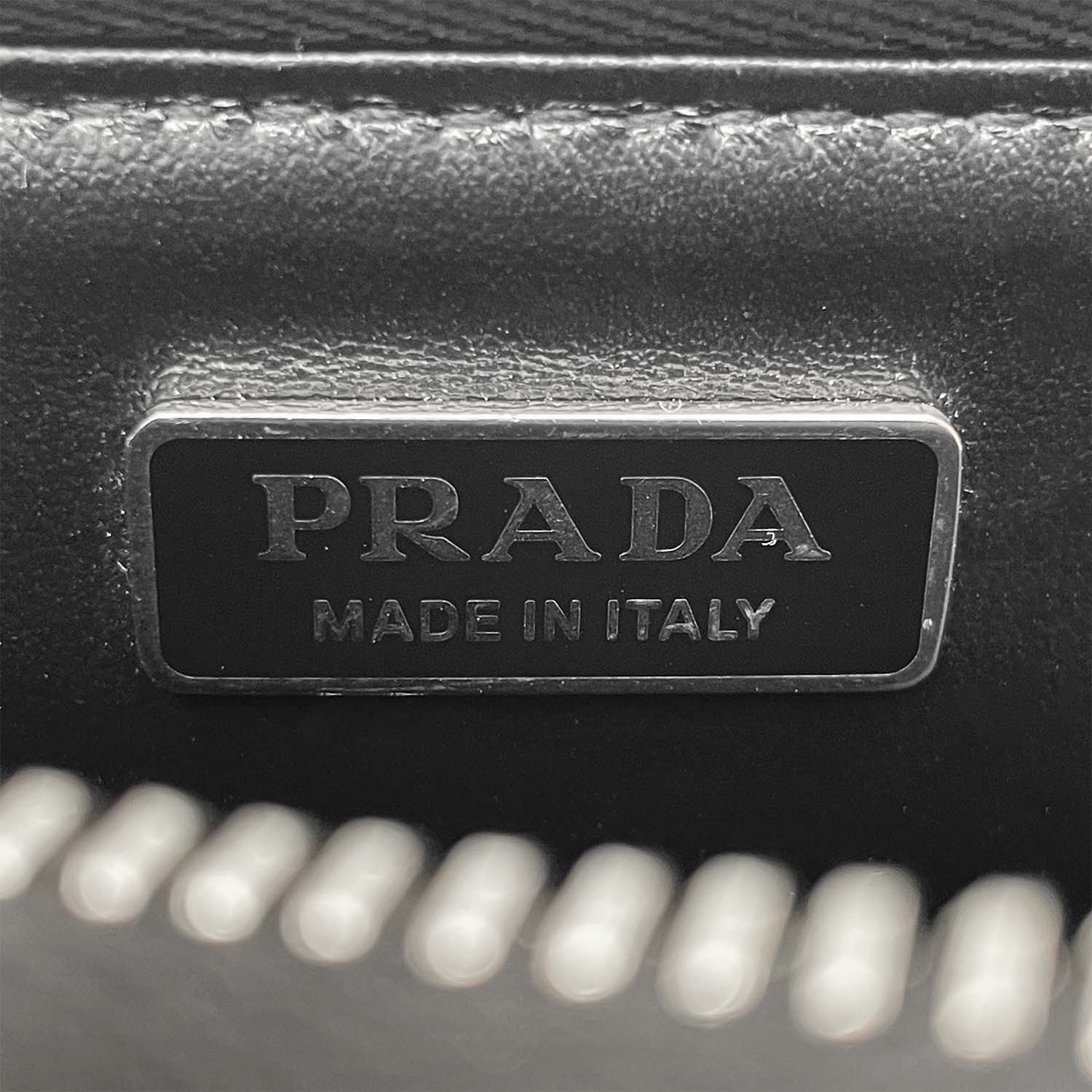PRADA プラダ コインケース チェーンウォレット 財布 トライアングルロゴ ショルダー ガラスレザー