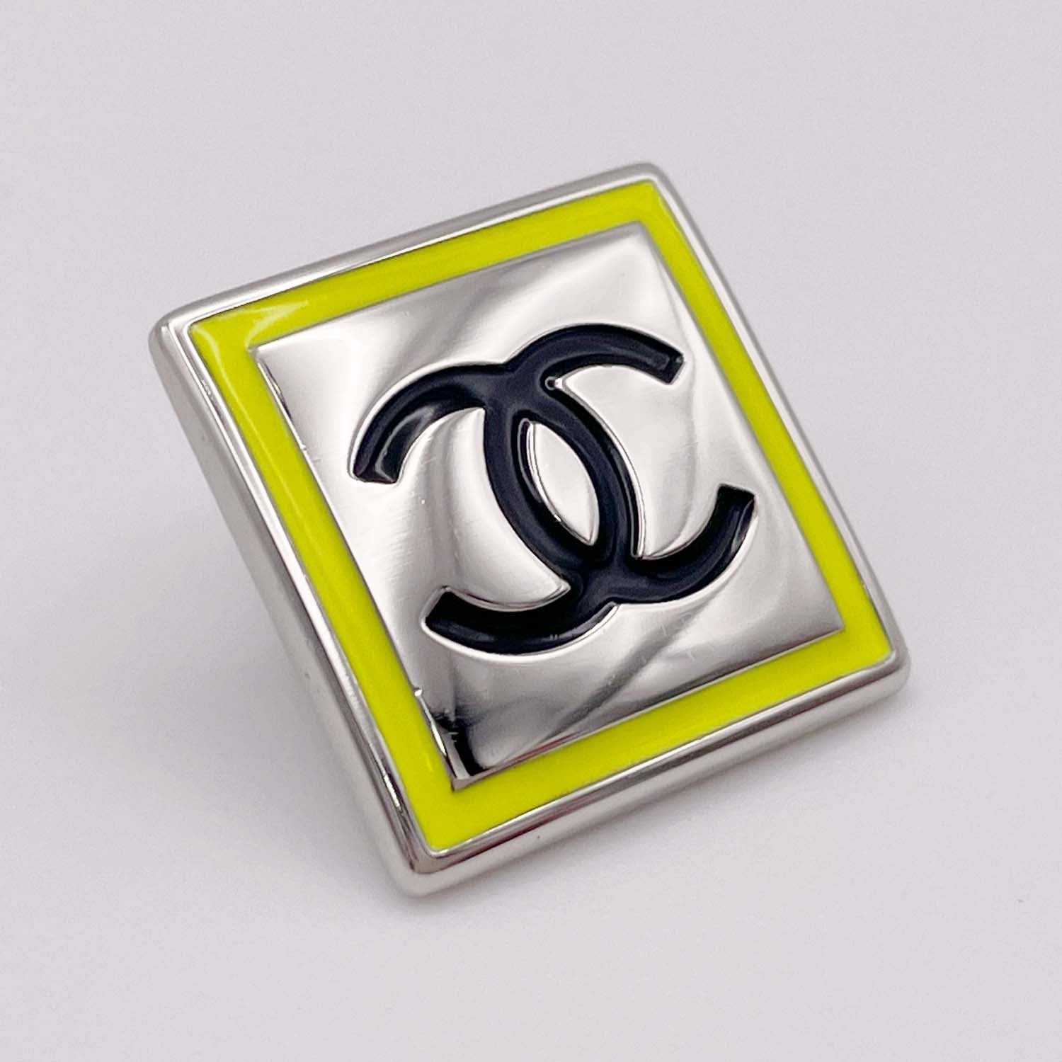 CHANEL シャネル ピンバッジ ココマーク 2cm×2cm ブローチ 21AW ネオンカラー