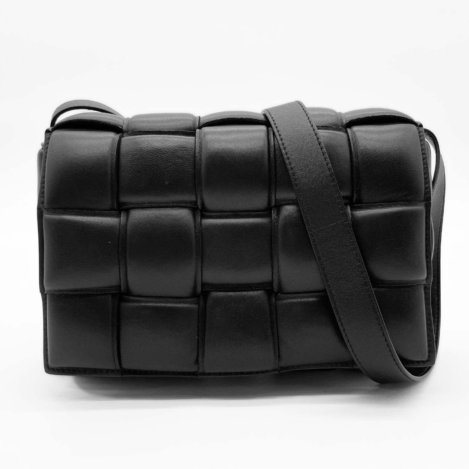 BOTTEGA VENETA ボッテガヴェネタ マキシパデッドカセット ショルダーバッグ ブラック イントレチャート