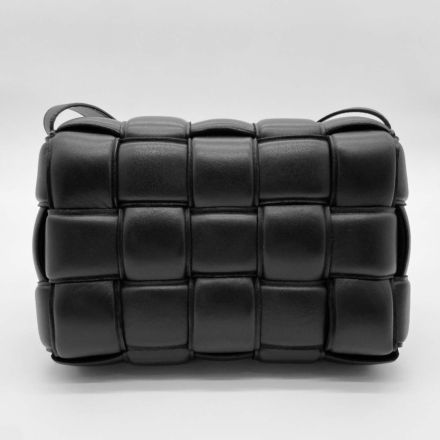 BOTTEGA VENETA ボッテガヴェネタ マキシパデッドカセット ショルダーバッグ ブラック イントレチャート