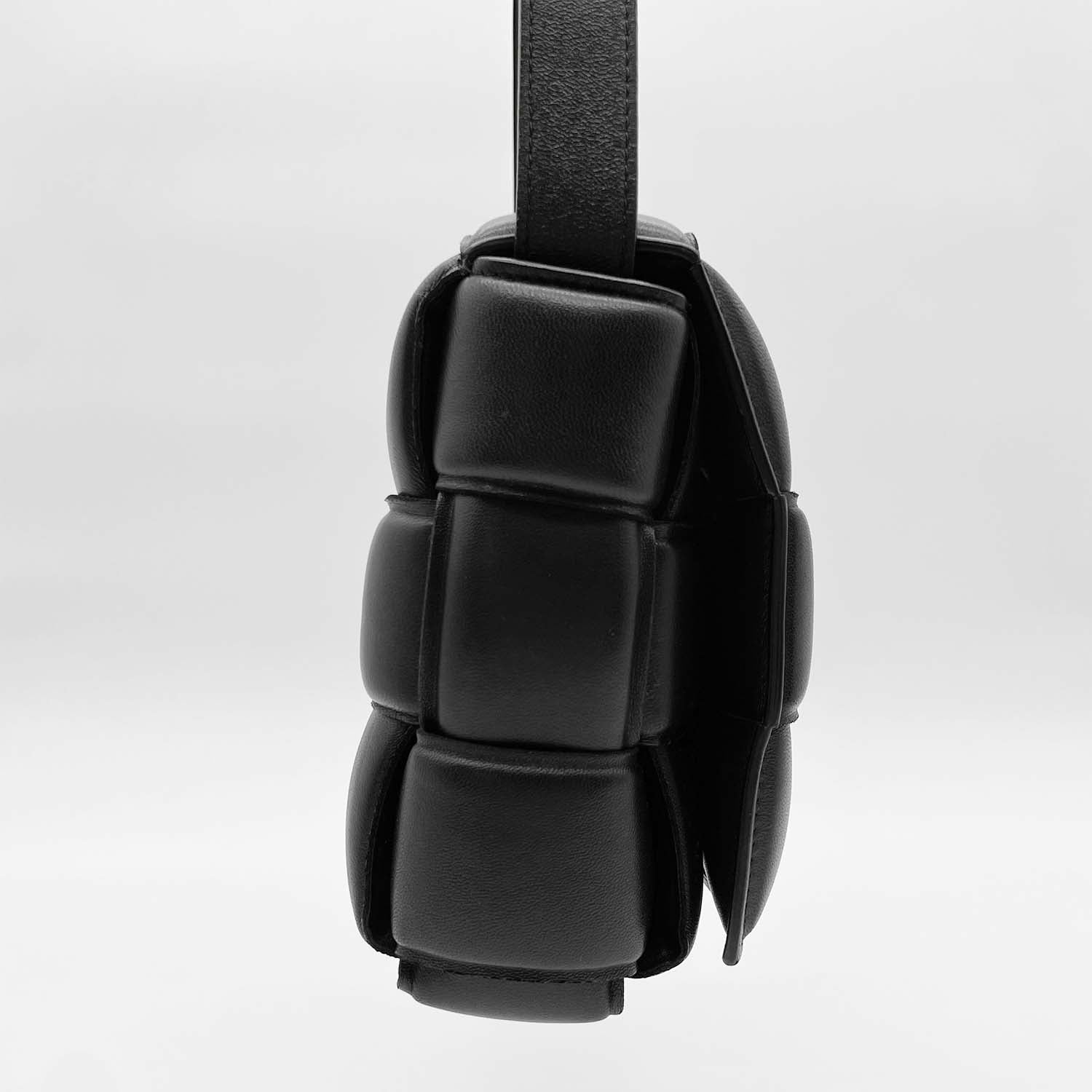 BOTTEGA VENETA ボッテガヴェネタ マキシパデッドカセット ショルダーバッグ ブラック イントレチャート