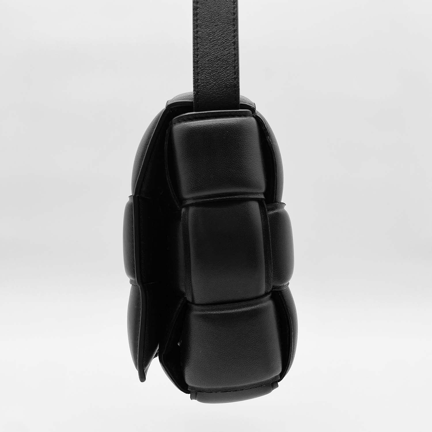 BOTTEGA VENETA ボッテガヴェネタ マキシパデッドカセット ショルダーバッグ ブラック イントレチャート