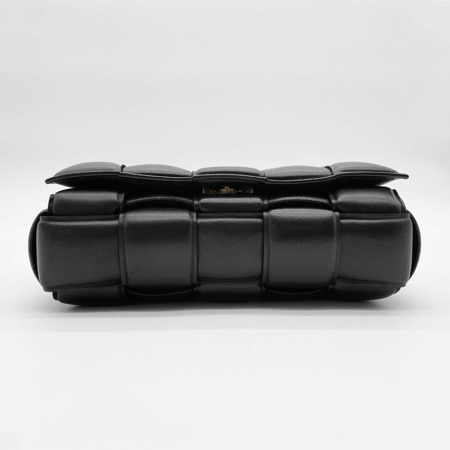 BOTTEGA VENETA ボッテガヴェネタ マキシパデッドカセット ショルダーバッグ ブラック イントレチャート