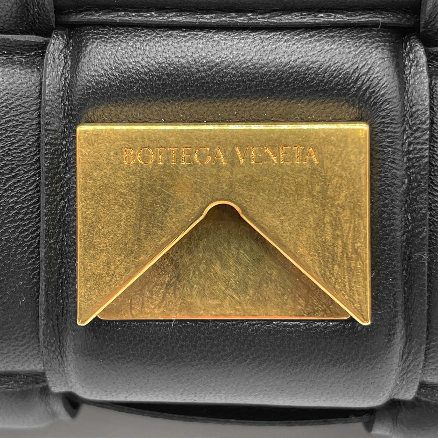 BOTTEGA VENETA ボッテガヴェネタ マキシパデッドカセット ショルダーバッグ ブラック イントレチャート
