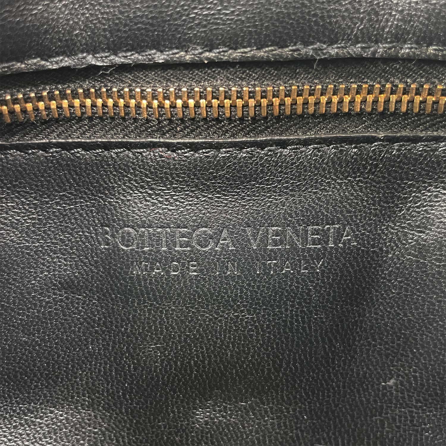 BOTTEGA VENETA ボッテガヴェネタ マキシパデッドカセット ショルダーバッグ ブラック イントレチャート